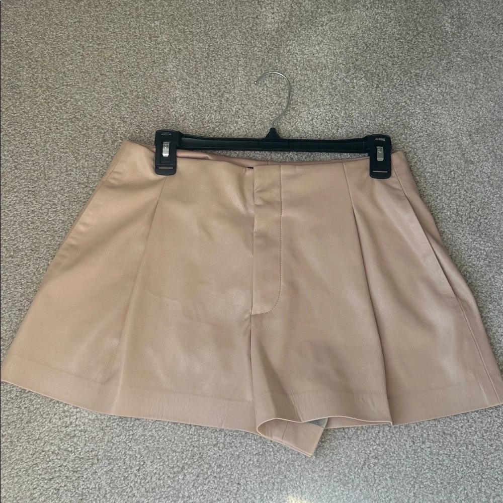 New Alice and Olivia Steffie faux leather shorts - Picture 3 of 16